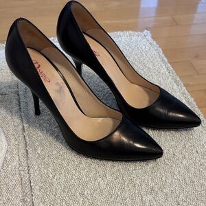 Classic Black Women's Heels by Vario.  Beautiful!  Made in Italy.